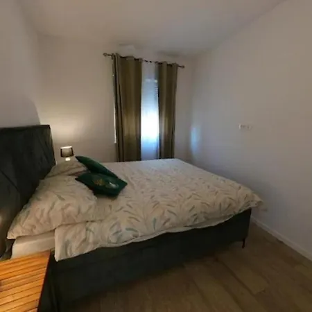 New Apartman P & B דירה